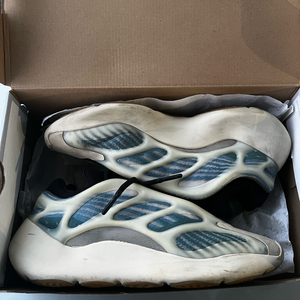 Yeezy x adidas 700v3